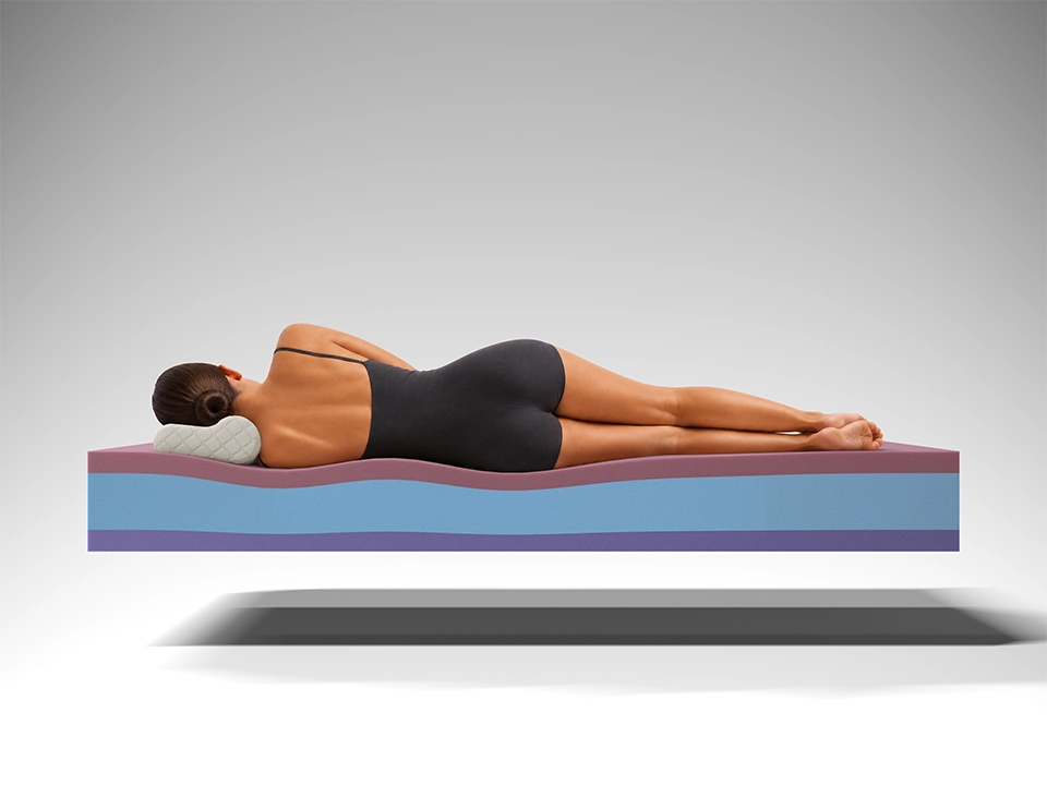 Seitenschläferin auf der Elastica Luxury 7-Zonen Matratze mit ergonomischer Schulter- und Beckenentlastung
