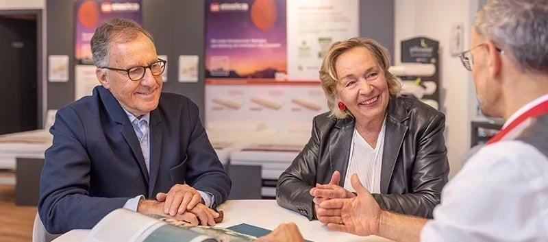Persönliches Beratungsgespräch bei Elastica Schlafsysteme – Kunde und Berater besprechen den passenden Härtegrad