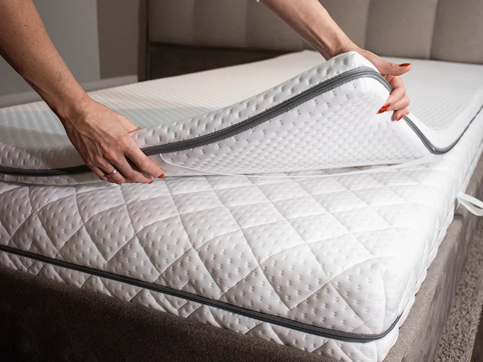 Elastica Topper mit abnehmbarem Bezug wird geöffnet gezeigt