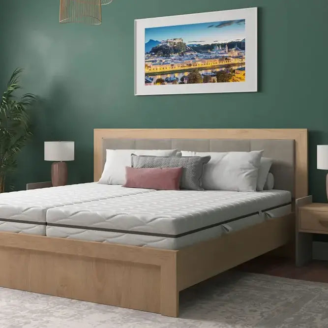 Elastica Latexmatratze Pure auf Holzbett in grün eingerichtetem Schlafzimmer
