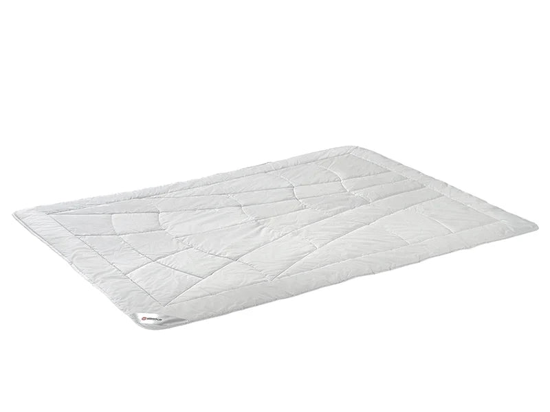 Leichte Tencel Sommerdecke von Elastica in Weiß mit geschwungener Ziersteppung