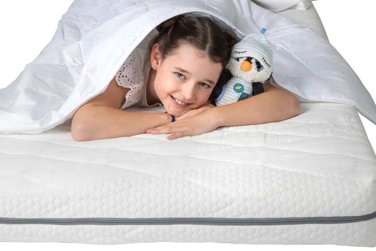 Kind mit Kinderbett Set Decke