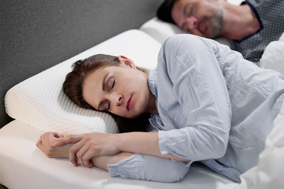 Frau mit Nackenstuetz Kissen