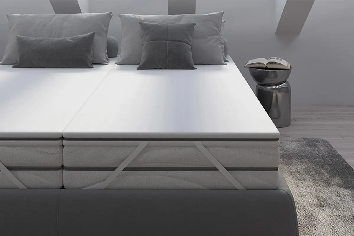 Kaltschaumtopper mit leicht zu reinigendem Bezug und Gummibändern