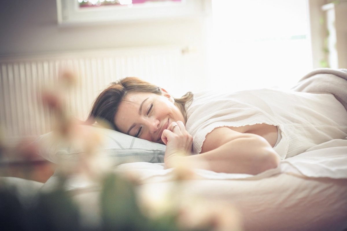 Person im Bett auf Lattenrost