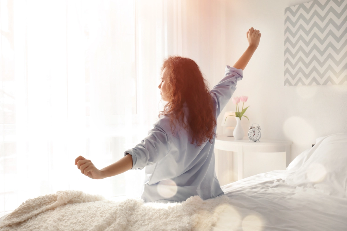 Frau auf Kaltschaum Topper bei angenehmen Schlafklima