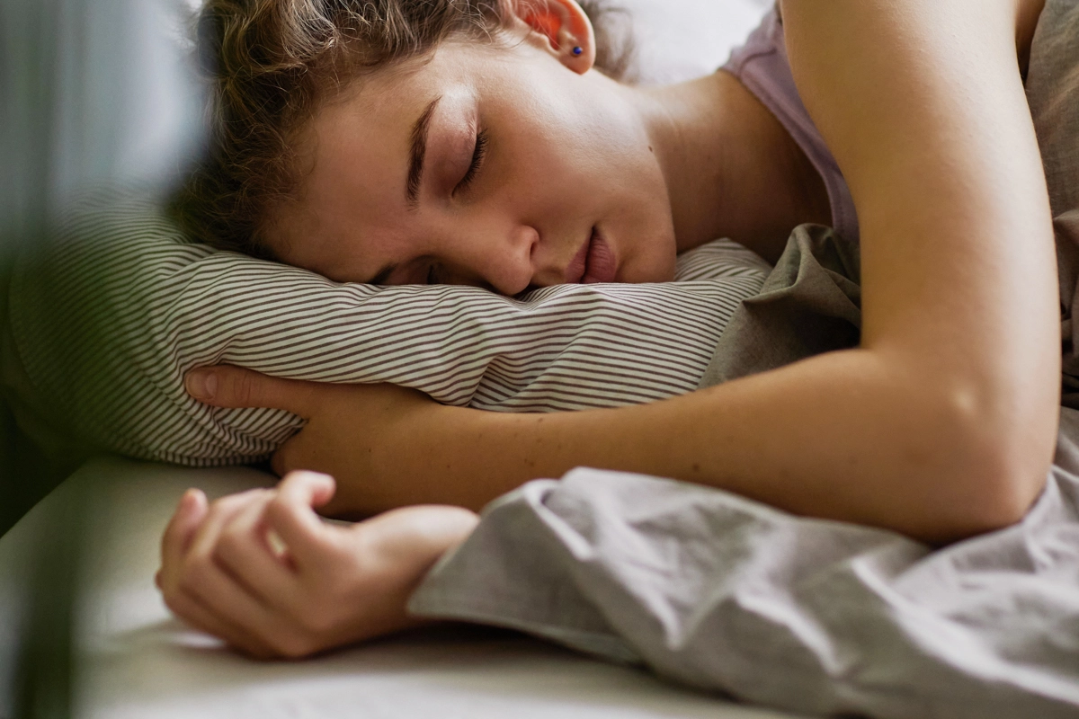 Person auf verstellbarem Lattenrost