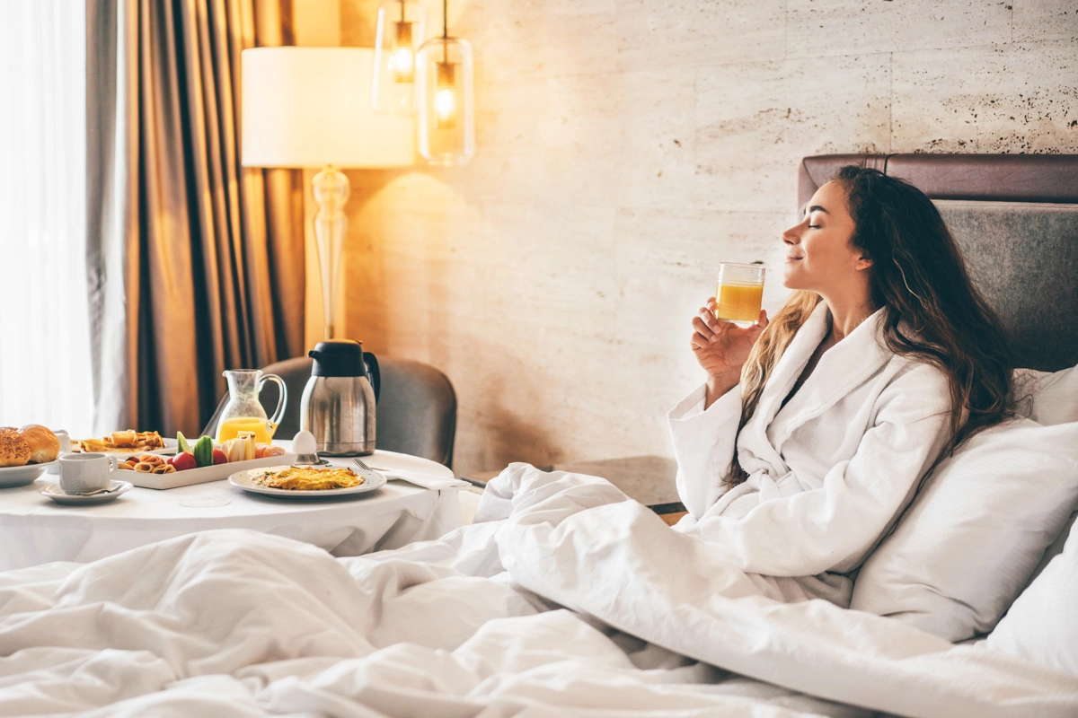 Person im Bett mit Lattenrost