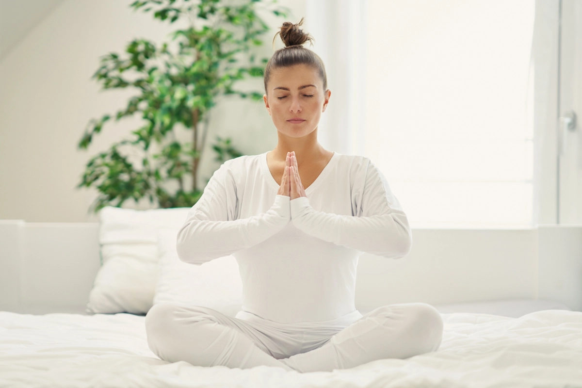 Person auf Bio Matratze