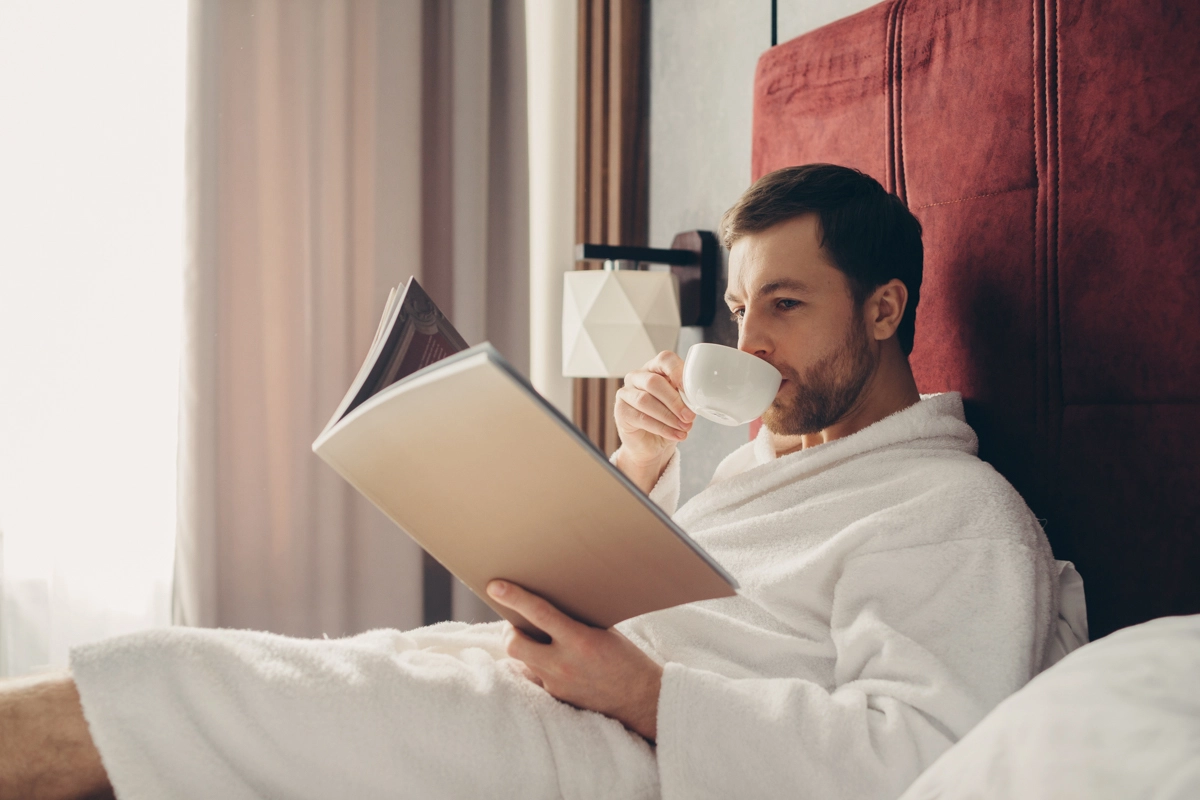 Person auf Taschen Federkernmatratze