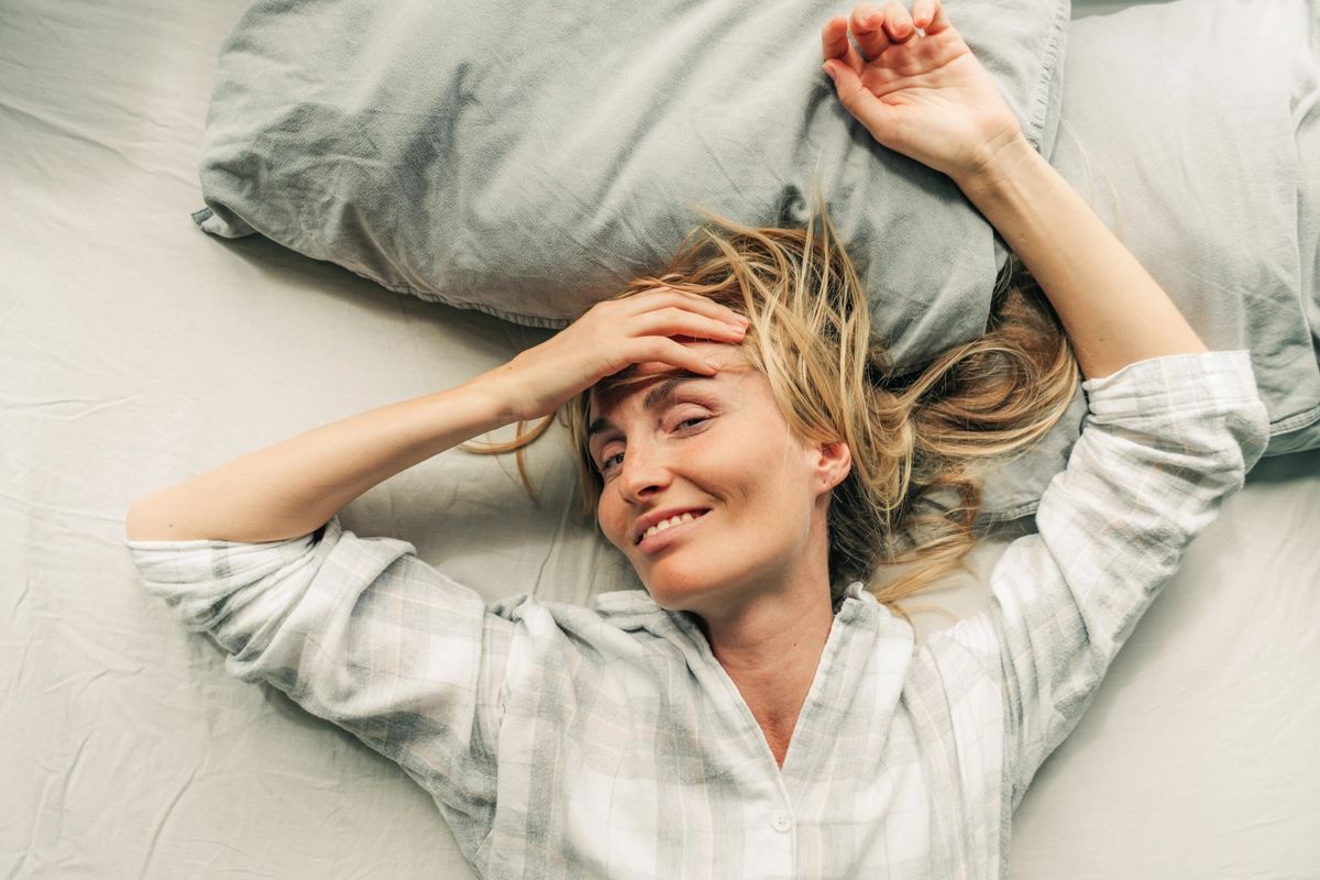 Person auf Luxus Federkernmatratze