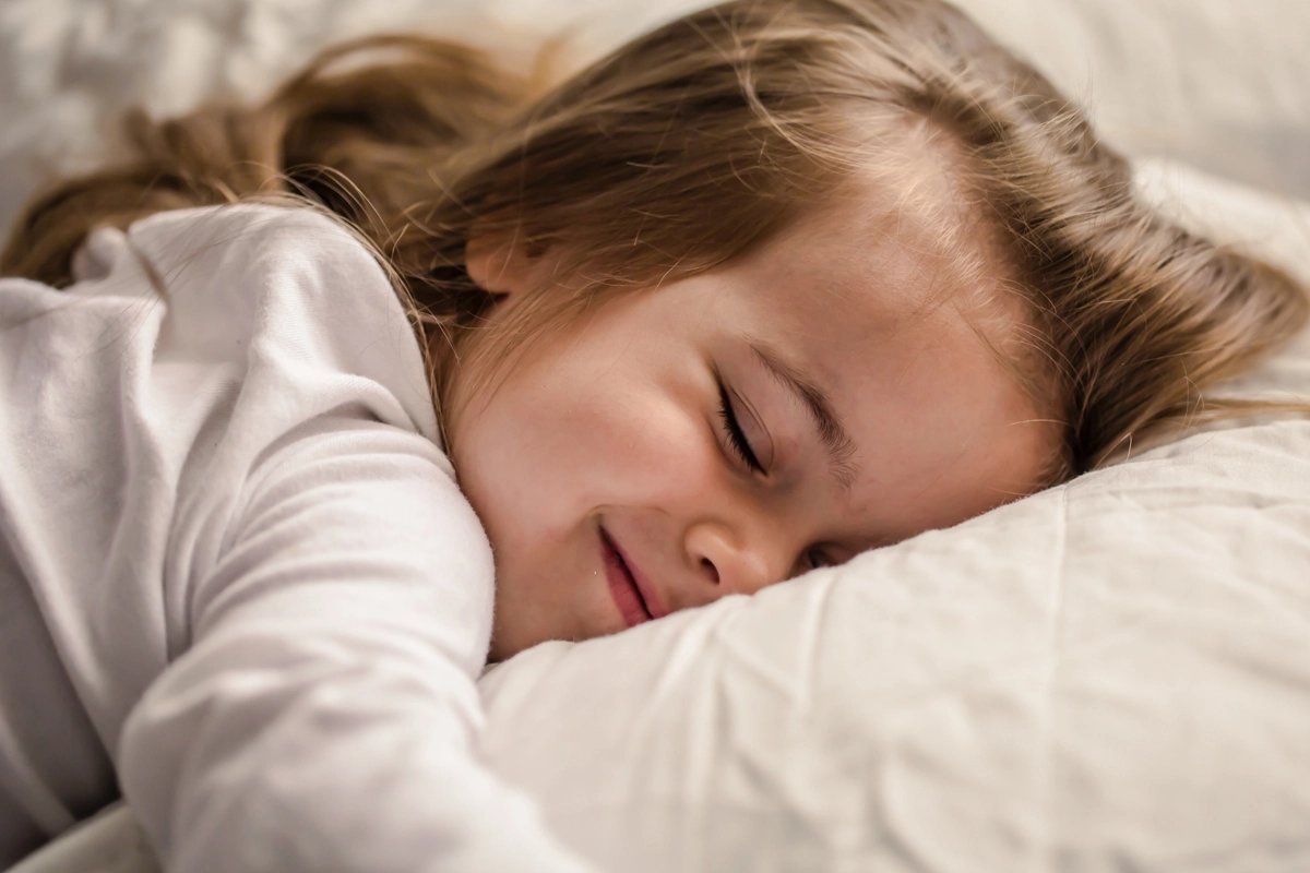 Kind auf Kinderbett Matratze
