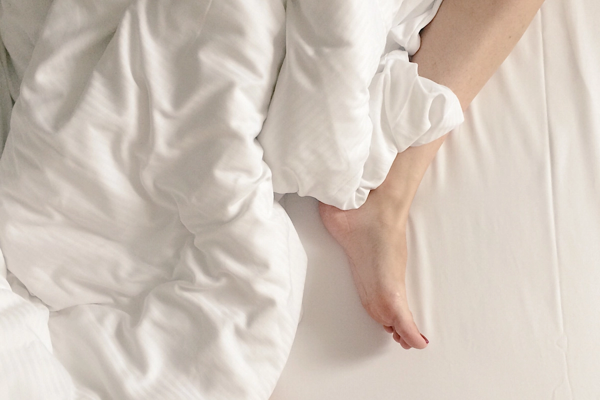 Person im Bett Person auf 7 Zonen Kaltschaummatartze mit Allergiker-Bezug