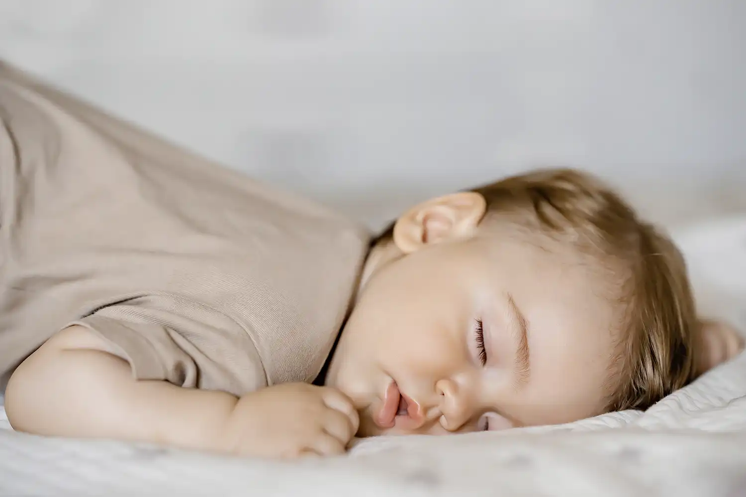 Baby mit Kissen und Decke für Kinder
