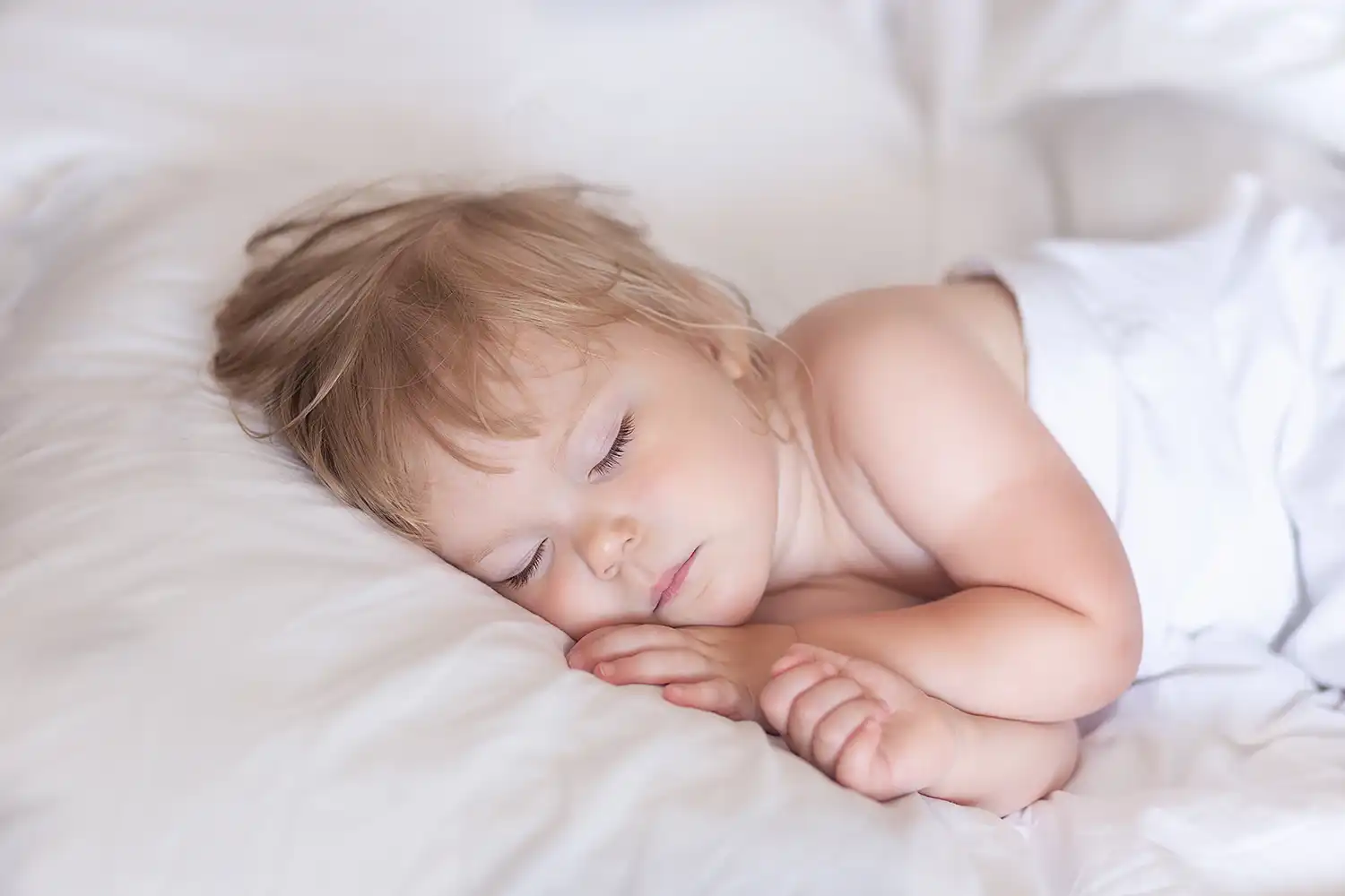 Baby mit Kinderbett-Set