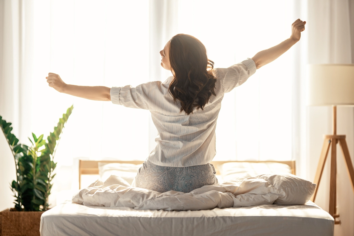 Frau im Bett Frau auf Tencel Ganzjahresdecke